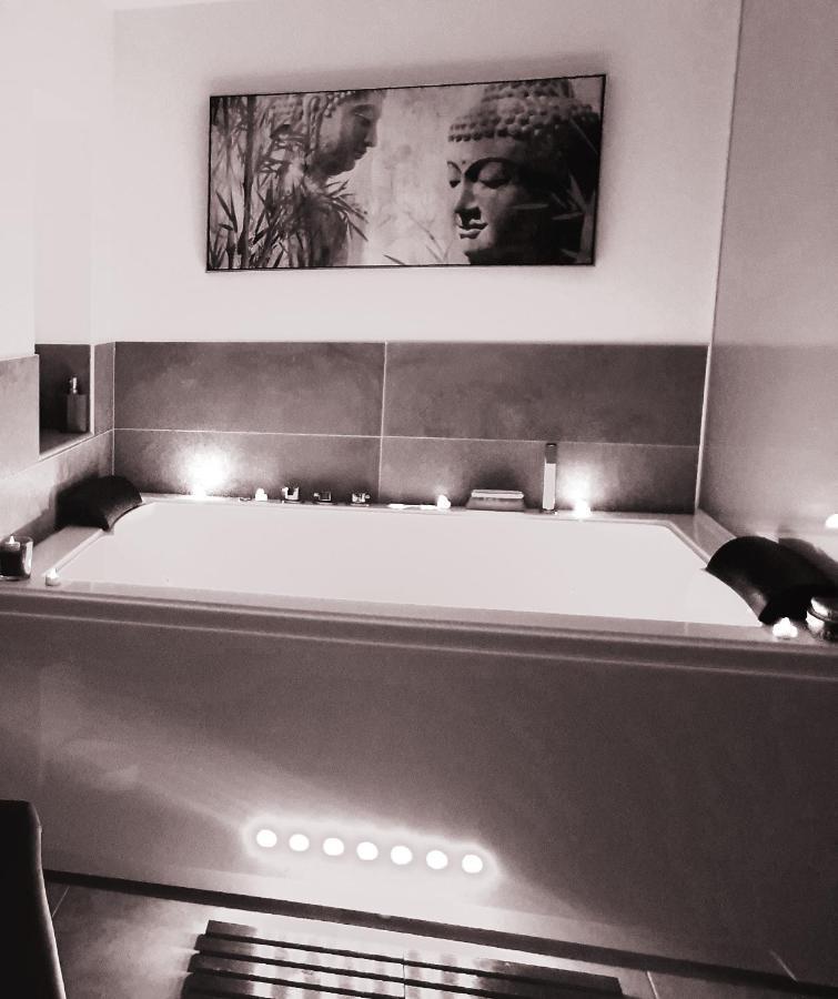 Elle & Lui En Jacuzzi Hotel Bernis Bagian luar foto