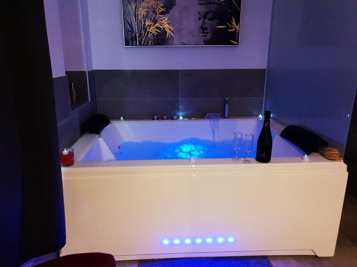 Elle & Lui En Jacuzzi Hotel Bernis Bagian luar foto